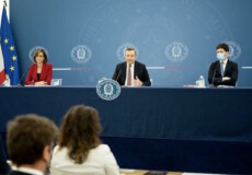 Il presidente del Consiglio Mario Draghi con i ministri Cartabria e Speranza durante la conferenza stampa.