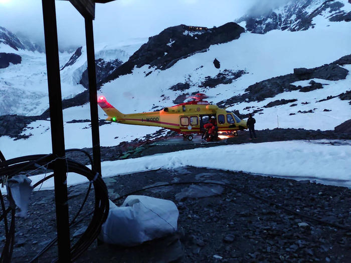 Elicottero soccorsi sul Monte Rosa, in una foto diffusa dal Soccorso Alpino Valdostano