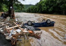 Un auto e macerie trascinate da un fiume di fango.