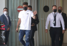 L'attaccante francese Oliver Giroud al suo arrivo a Milano.