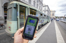 Una ricostruzione grafica del Green Pass, il certificato digitale Covid dell'UE, davanti un tram, Roma