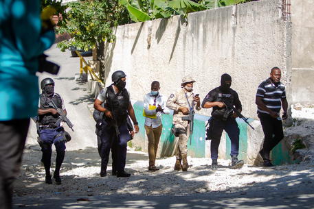 Agenti di polizia nei pressi dell'abitazione del presidente di Haití ucciso.