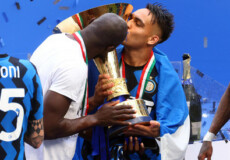 Lautaro Martinez e Romelu Lukaku baciano la coppa del campionato 2020-2021 dell'Inter.
