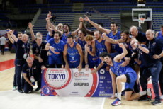 Foto ricordo degli azzurri del basket dopo aver battuto la Serbia e centrata la qualificazione per Tokyo 2020.