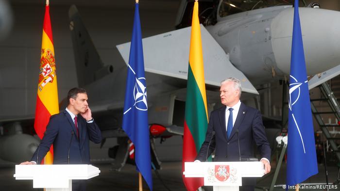 Il premier spagnolo Pedro Sanchez e il presidente lituano Gitanas Nauseda, durante la conferenza stampa nell' hangar della base alleata di Siauliai, in Lituania.