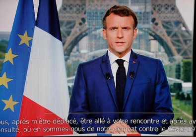 Un momento del discorso di Macron in diretta tv.