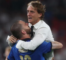 Il ct Roberto Mancini abbraccia commosso Bonucci dopo il gol ..