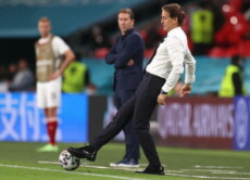 Il cittì Roberto Mancini rimette la palla da bordo campo durante la partita Italia-Austria..