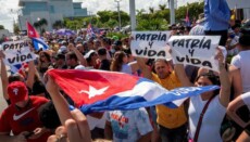 Una manifestazione a Cuba al grido di "Patria e Vita".