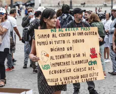Manifestanti per il No Green pass organizzato da IoApro a Pizza del Popolo a Roma.