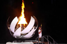 Naomi Osaka, l'ultima tedofora a portare la fiamma olimpica.