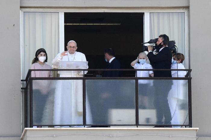Papa Francesco impartisce la benedizione dell'Angelus dal terrazzo della sua stanza al Policlinico Gemelli di Roma..