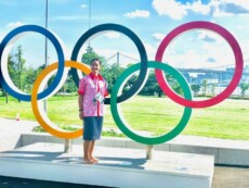 La tongolese Malia Paseka posa davanti una scultura dei Giochi Olimpici di Tokyo.