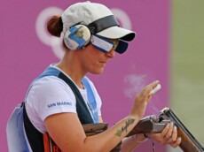 Alessandra Perilli carica il fucile.