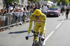 Tour de France: la maglia gialla Tadej Pogacar all'arrivo