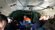 Soccorrtiori in un elicottero per la ricerca dell'aereo AN-26 schiantatosi ​in Kamchatka, Russia,
