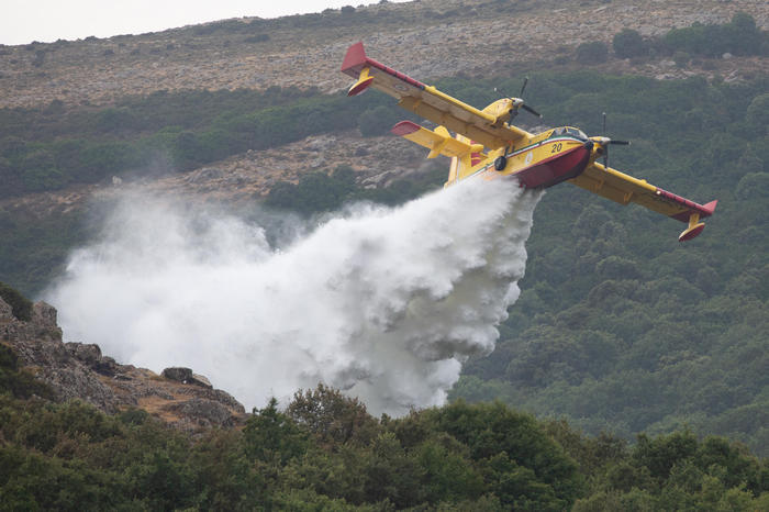 L'intervento dei Canadair per il grande incendio a Santu Lussurgiu