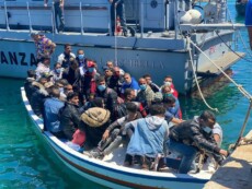 Sbarchi di migranti a Lampedusa in una foto d'archivio.
