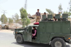 Agenti di sicurezza afghani mantengono un check point in Kandahar, Afghanistan,
