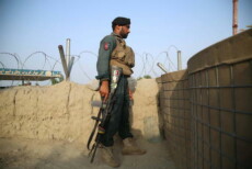 Un agente afghano di sicurezza fa la guardia in un posto di controllo a Jalalabad, Afghanistan,.
