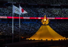 La fiamma olimpíca accesa durante la ceremonia d'apertyura delle Olimpiadi di Tokyo