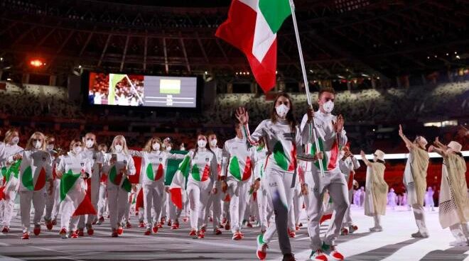 La sfilata delle delegazione d'Italia durante la cerimonia di apertura alle Olimpiadi di Tokyo.