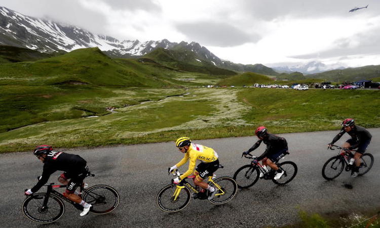 La maglia gialla Tadej Pogacar in azione durante la nona tappa del Tour de France.