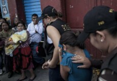Ufficiali della Guardia Nazionale in Guatemala soccorrono mamme e bambini.