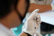 Operatore sanitario prepara una fiala di vaccino anti-Covid.