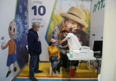 Una donna riceve il vaccino in un centro sanitario di Israele