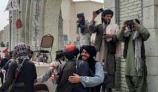 Una pattuglia di talibani festeggia la presa di Kandahar, Afghanistan. Archivio