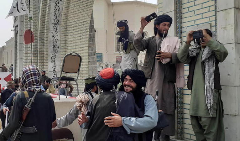 Una pattuglia di talibani festeggia la presa di Kandahar, Afghanistan. Archivio