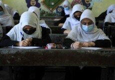 Ragazze a scuola con l'hijab in Herat, Afghanistan.