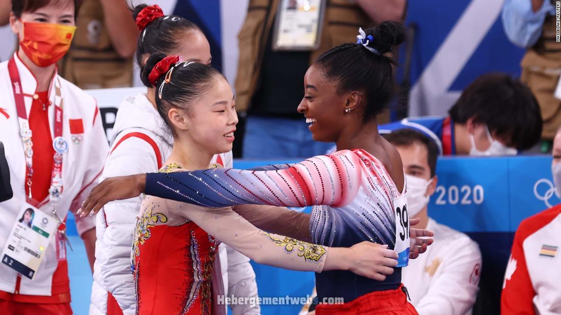 La statunitense Simone Biles (D) abbraccia a Guan Chenchen di Cina.