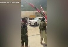 Il bodyguard di Bin Laden, Amin ul Haq, ripreso in un video al suo arrivo in un posto di blocco di Nangarhar, Afghanistan
