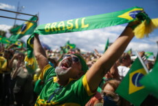 Sostenitori del presidente Jair Bolsonaro, vestiti con magliette giallo canarino, manifestano a Rio de Janeiro.