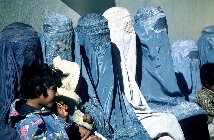Un gruppo di donne con il burqa sul capo in Afghanistan.