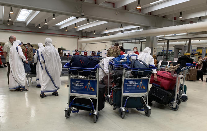 Le Suore di Madre Teresa, evacuati dalla capitale Afgana arrivate all'aeroporto di Fiumicino,