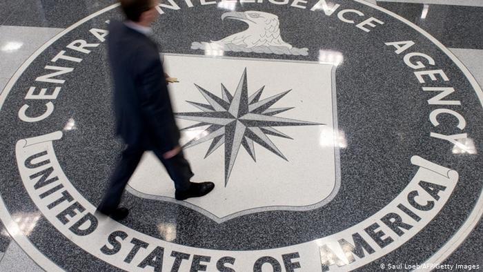 Lo scudo della Cia all'ingresso dell'Agenzia Centrale d'Inteligenza americana.