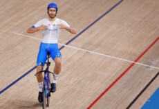 Filippo Ganna festeggia il nuovo record del mondo nel ciclismo inseguimento a squadre nel velodromo di Tokyo..