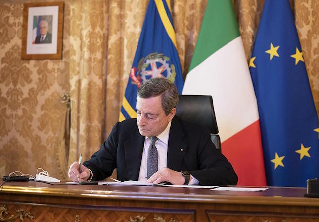 In Presidente del Consiglio, Mario Draghi nel suo ufficio in una foto d'archivio