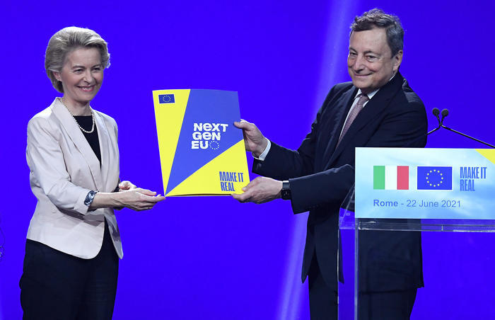 Il presidente del Consiglio Mario Draghi e la Presidente della Commissione Europea Ursula von der Leyen