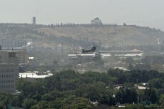 Elicottero militare americano sorvola Kabul con a bordo funzionari dell'ambasciata