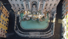 Vista della Fontana di Trevi (Roma) da un drone.