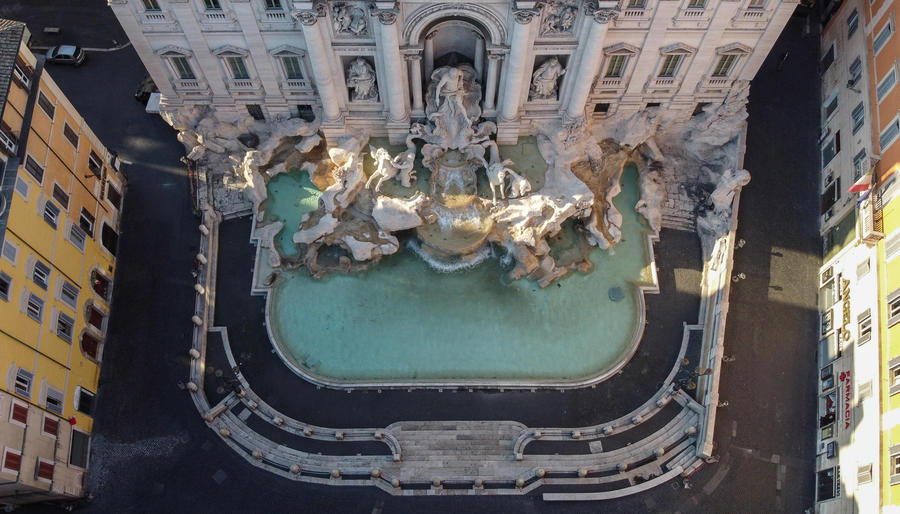 Vista della Fontana di Trevi (Roma) da un drone.