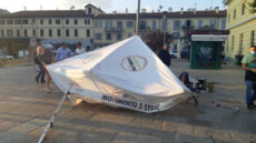 Il gazebo del M5s distrutto da un gruppo di no-vax a Milano.
