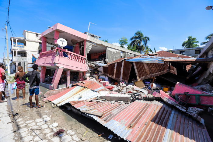 Case distrutte nel terremoto di 7.2 ad Haiti.