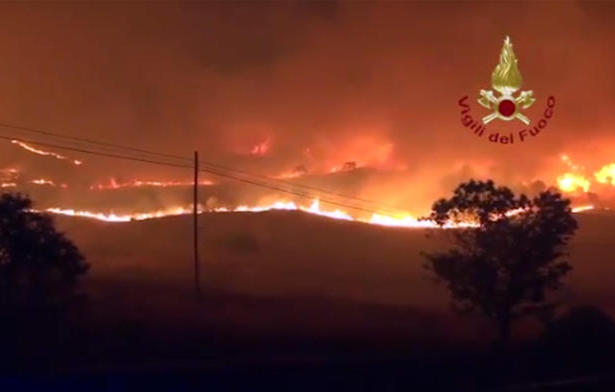 Vigili del fuoco impegnati nelle operazioni di spegnimento di un incendio boschivo in Aspromonte,