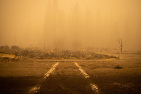 Auto e costruzioni bruciati dal passo dell'incendio Dixie Fire in Greenville, California,