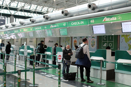 Passeggeri al check in del''Alitalia all'aeroporto internazionale Leonardo da Vinci, Fiumicino, Archivio.